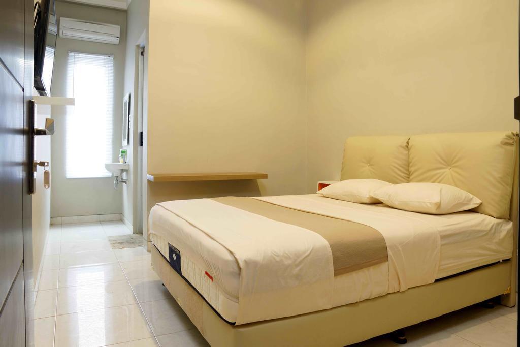 Premiere Hotel Tegal Room photo